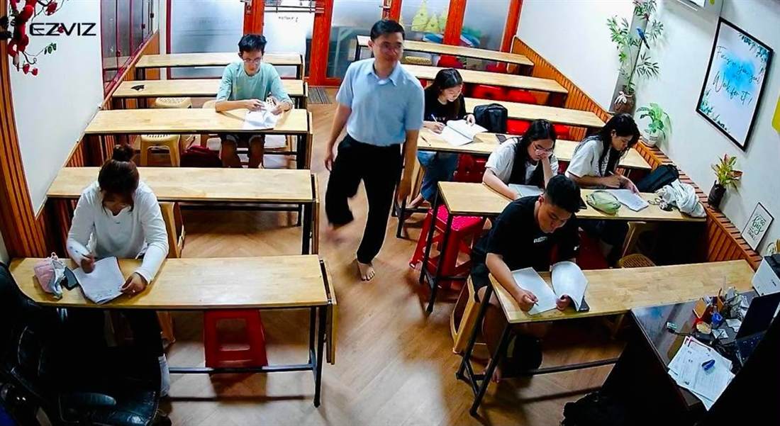 Thầy quan sát học sinh làm bài